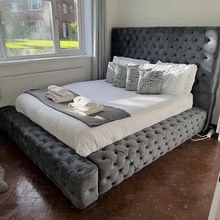 Cosy 2-Bed Maisonette With Private Garage In Wembley